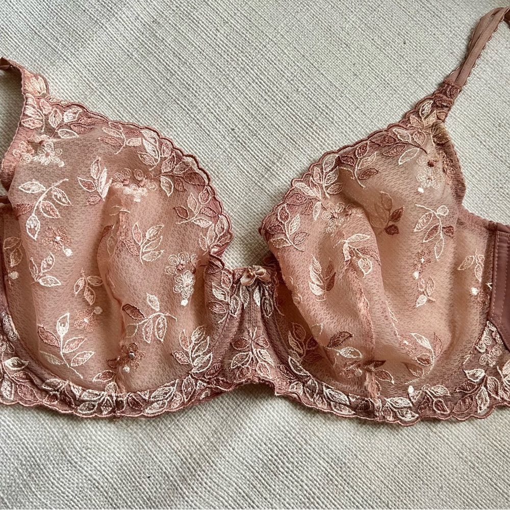 Wacoal lace beautiful bra 36DD. Excellent condition!